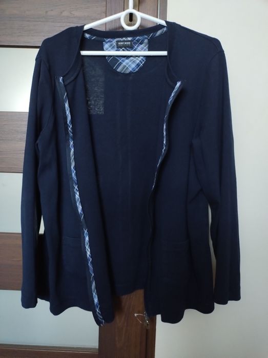 Granatowy sweter narzutka