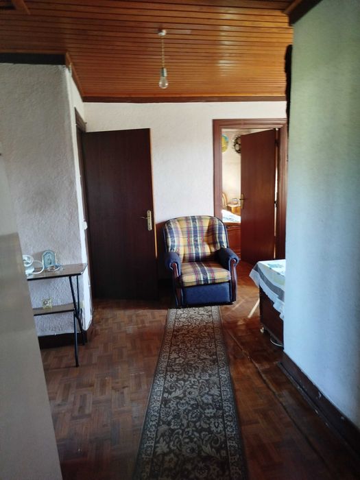 Casa e terreno bem localizado.