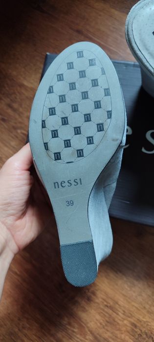 Klapki na koturnie Nessi szare