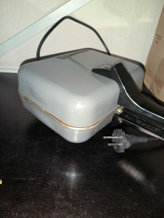 Электровафельница Ласунька( Електровафельниця ЄВ-1220.)