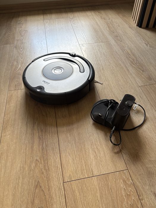 IRobot Roomba  ze stacja dokujacą.