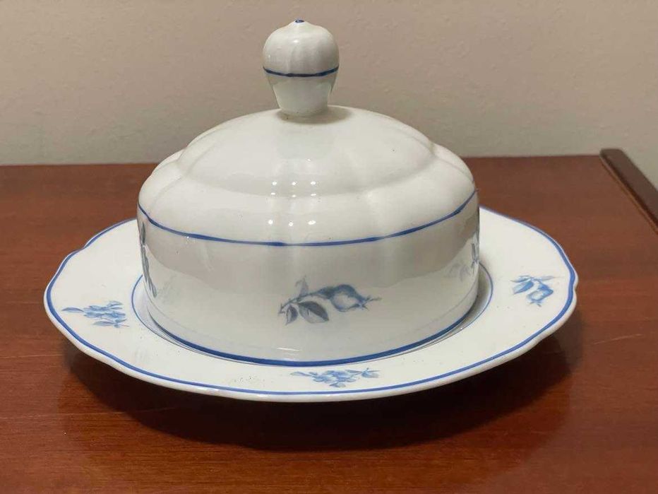 Manteigueira da Sociedade de Porcelana de Coimbra, flores azuis
