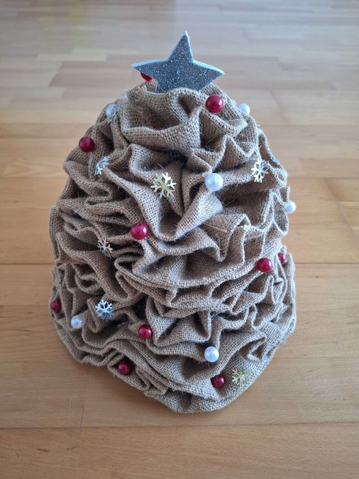 Árvore de natal decorativa em serapilheira