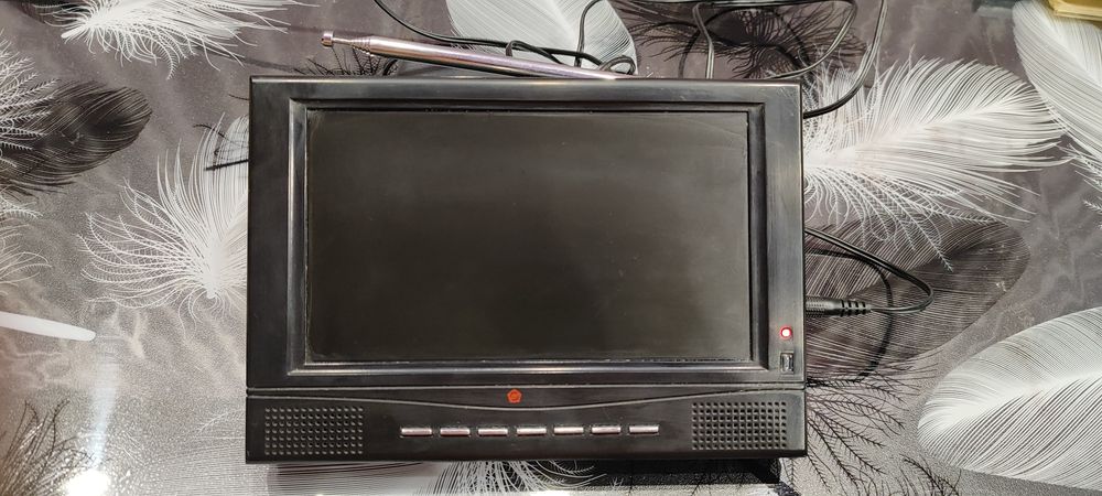 38) Портативный телевизор/монитор