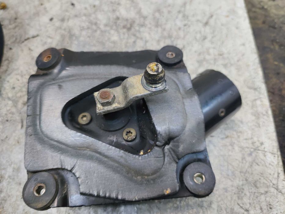 Mitsubishi Carisma Silniczek Wycieraczek Przód