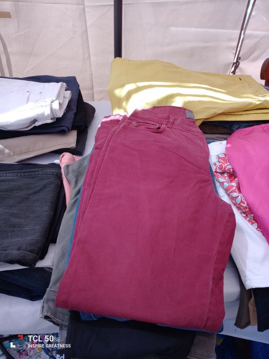 Lotes de calças semi novas vários tamanhos 20 pares de calças 15€