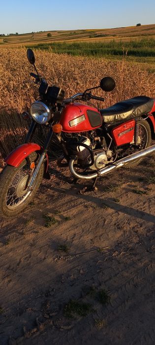 Продаєця мотоцикол Иж Юпітер 5