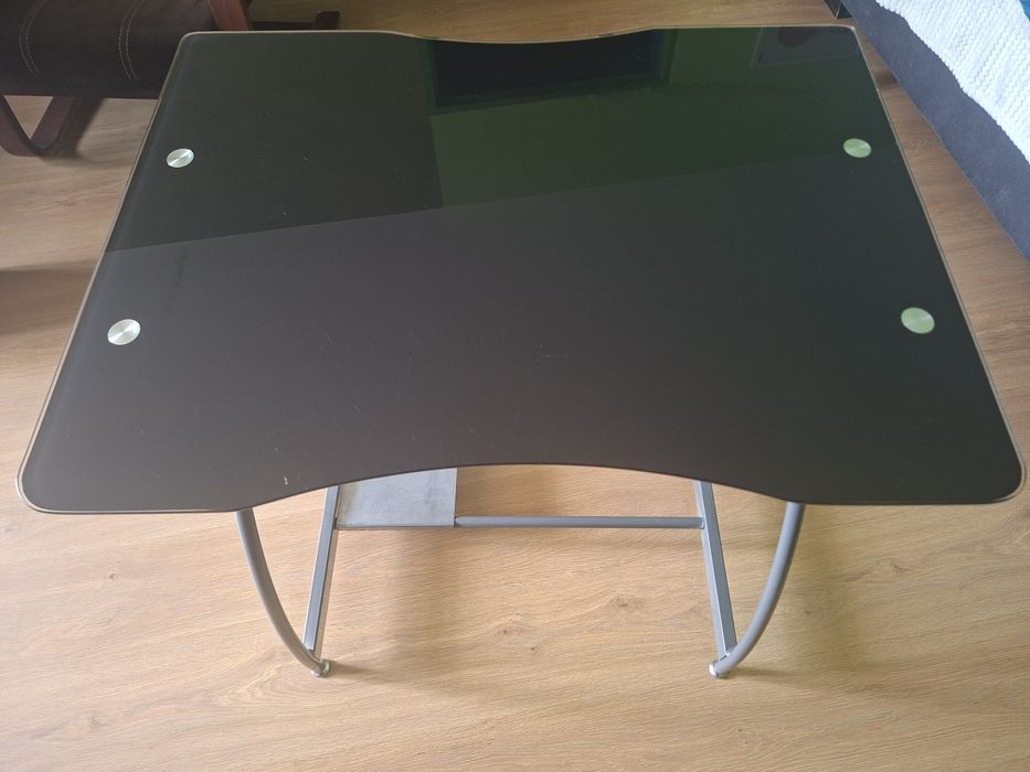 Czarne szklane biurko