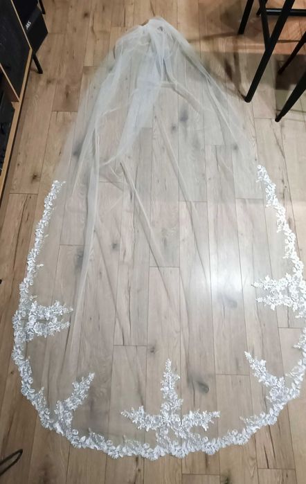 Welon katedralny, hiszpański, obszyty koronką