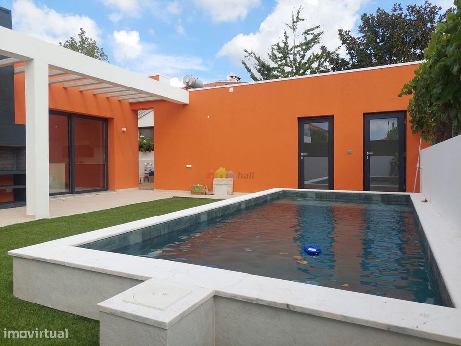 Moradia T3 térrea a estrear com piscina e garagem,  num lote de 405 m2