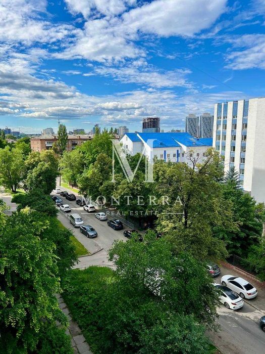 Продаж 3 кімнатної квартири в жилому стані Київ, Правий берег, вул. Стадіонна, метро Вокзальна, центр