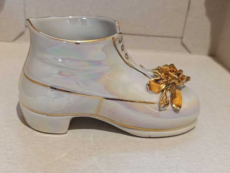 Porcelanowy bucik, antyk