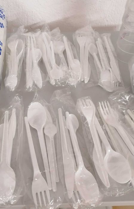 Copos e talheres, plástico descartar, lote 3, todo por 5€