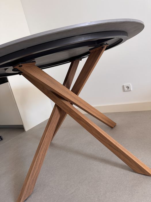 Mesa de Jantar Redonda – Efeito Mármore Cinzento e Pés em aluminio efeito Madeira – Design Moderno