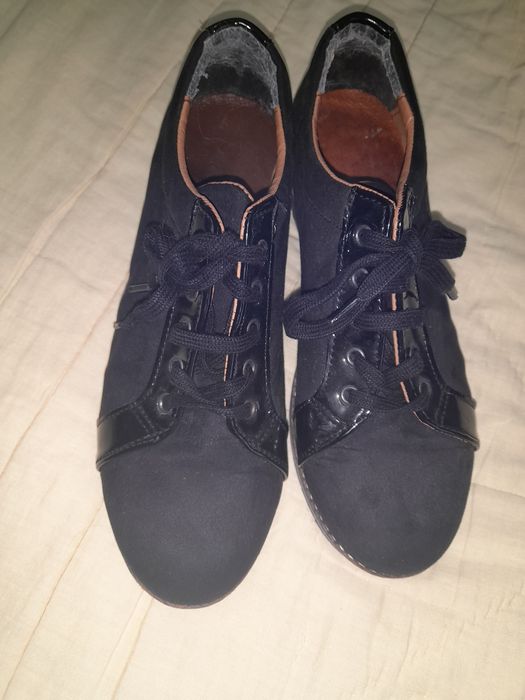 Sapatilhas de senhora pretos em camurça e verniz, tam 40