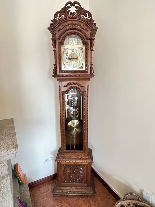 Relógio de pé alto - Tempus Fugit