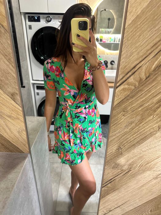 Kolorowa sukienka mini w kwiatki wiązana na zakładkę Only S