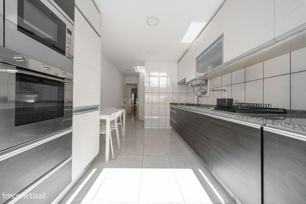 Apartamento T2 Renovado com Varanda e Arrecadação em São João da Talha