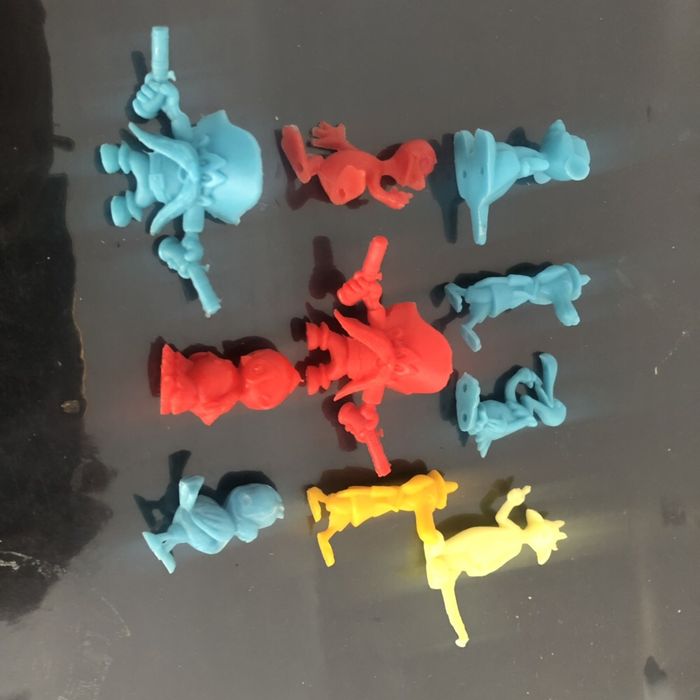 Lote de bonecos monocromáticos