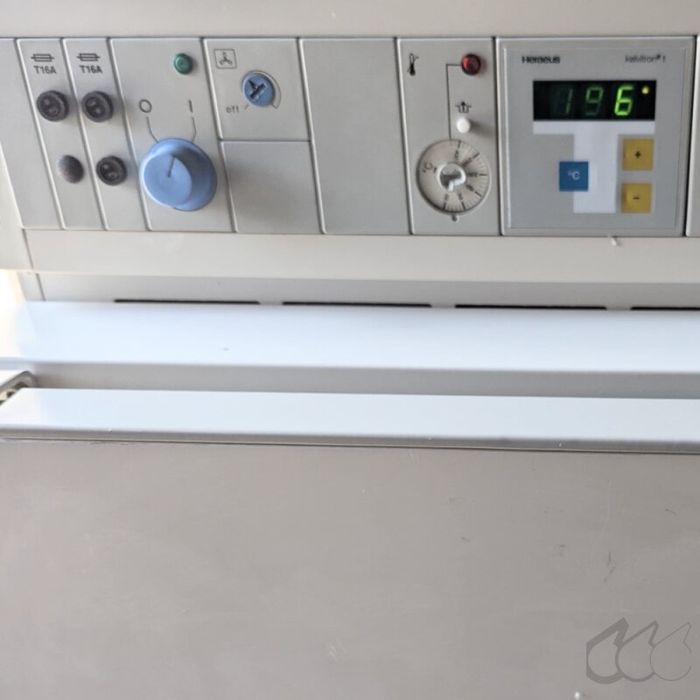 Suszarka laboratoryjna heraeus UT 6760