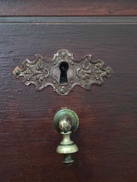 Comoda em pinho com cerca de 200 anos.