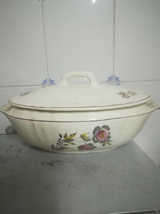 Louças entre outras coisas colecionáveis antiguidades