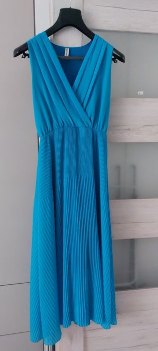 Elegancka sukienka długa plisowana niebieska