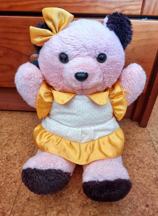 Ursa de peluche rosa com vestido e laço