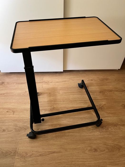 Mesa auxiliar regulável