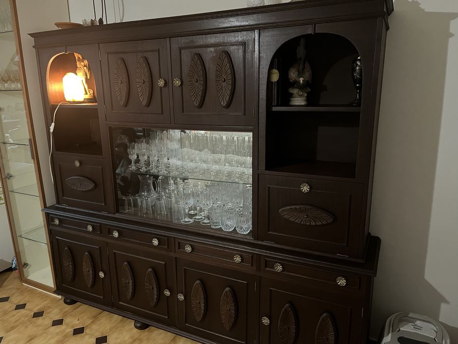 Armário de sala antigo