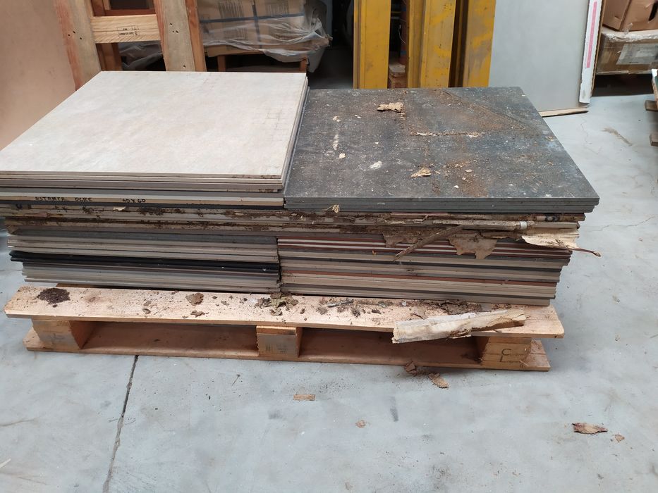 Restos azulejos e tijoleira