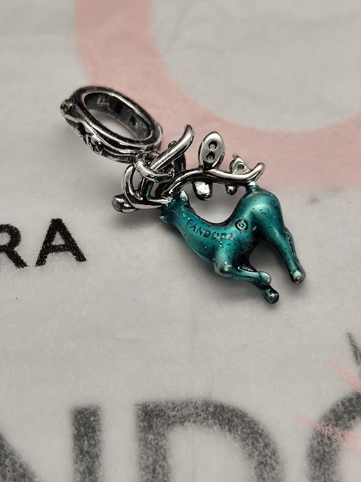 Pendente rena da Pandora brilha no escuro