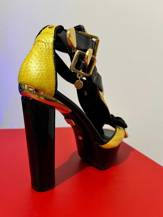 Sandálias amarelas e preto em pele genuína