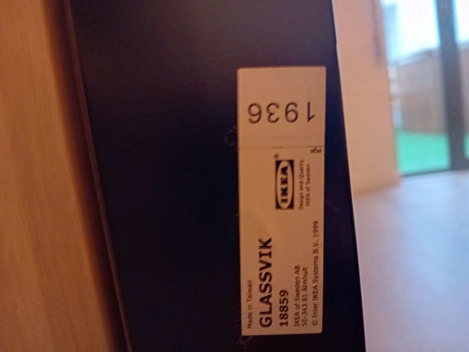 Móvel IKEA BESTÅ com portas de vidro e portas pretas – excelente estad
