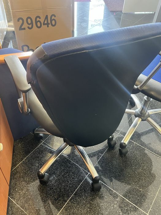 Cadeira escritório azul e preta
