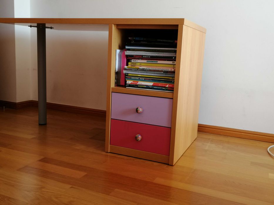 Secretária Lourini para menina