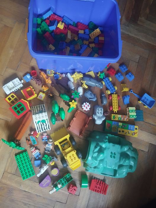 LEGO Duplo mix klocków i figurek + skrzynia