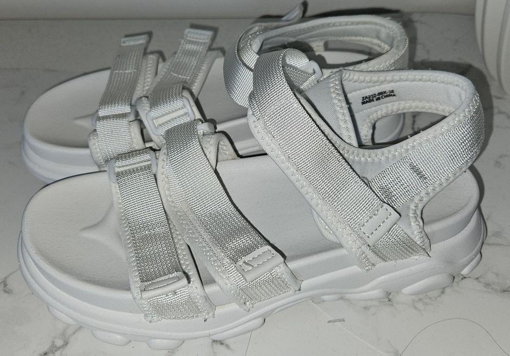 Białe sandały sportowe na rzepy Sinsay 38