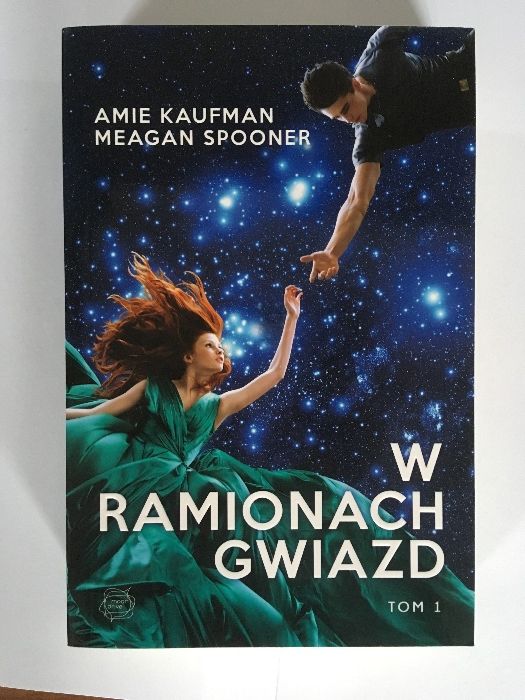 W ramionach gwiazd Amie Kaufman Megan Spooner nowa książka