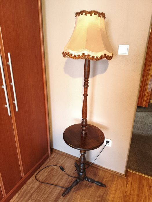 Drewniana lampa stojąca