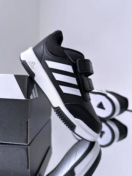 Отличные свежие кроссовки на липучках Adidas