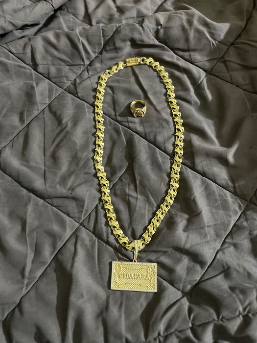 Cordão de moeda antiga com um anel de moeda antiga