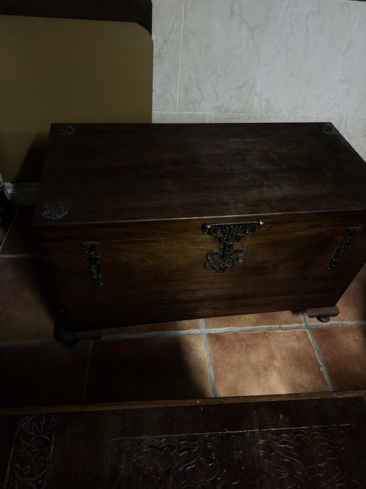 Arca Bau em Madeira Macissa para desocupar