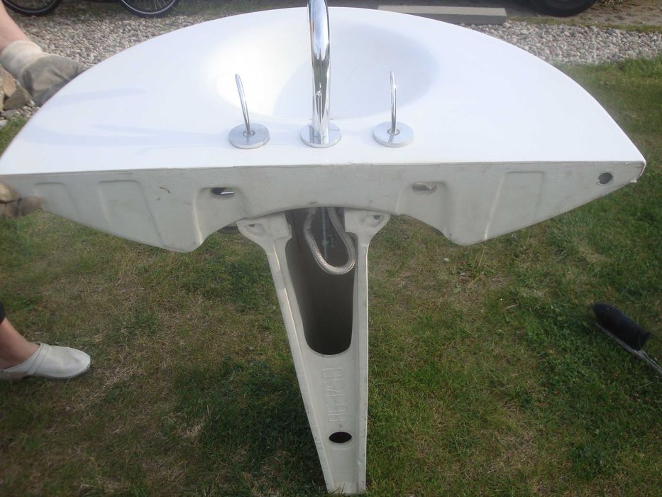 umywalka na nóżce uszkodzona