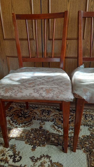 Деревянные стулья