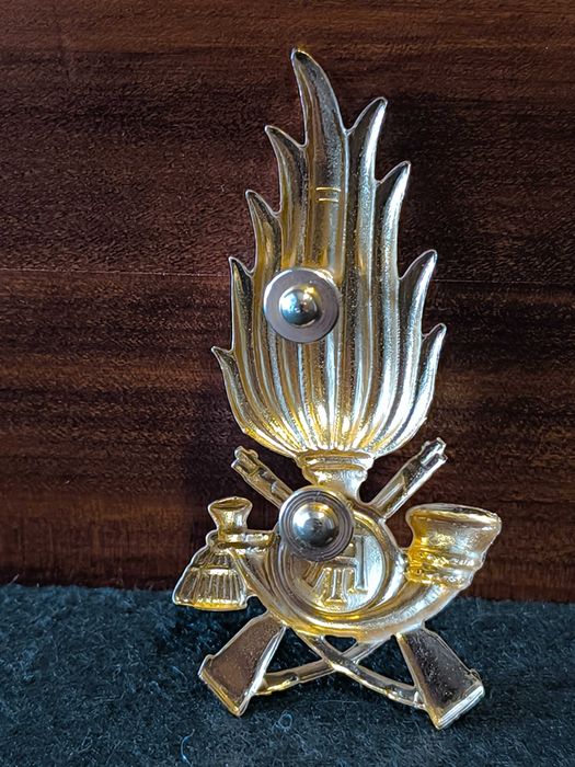 Insígnia de boné dourada para oficiais  Italianos, com design de chama e motivos militares.