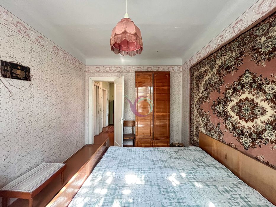 Продається окремостоячий будинок  з садом та гаражем на території.