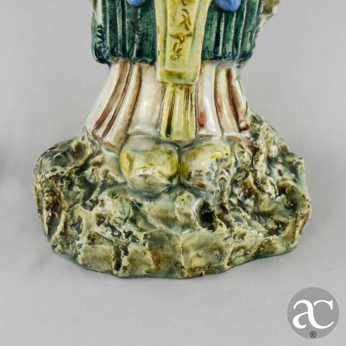 Figura de dignitário chinês em cerâmica vidrada Sancai