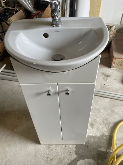 Продам умивальник з тумбою , змішувачем і сифоном