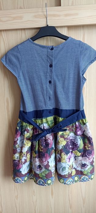 Piękna sukienka rozmiar 140